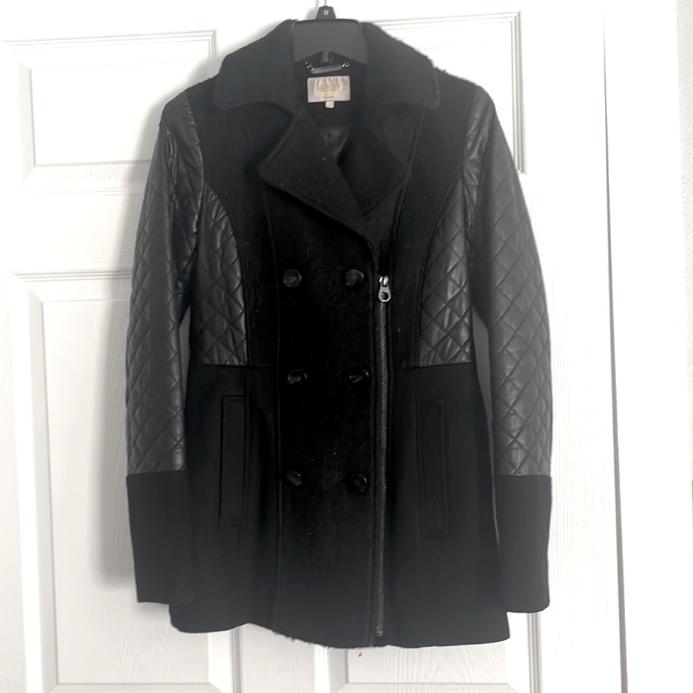 Laundry by Shelli Segal Black Wool peacoat with Leather sleeves. Zipper closure